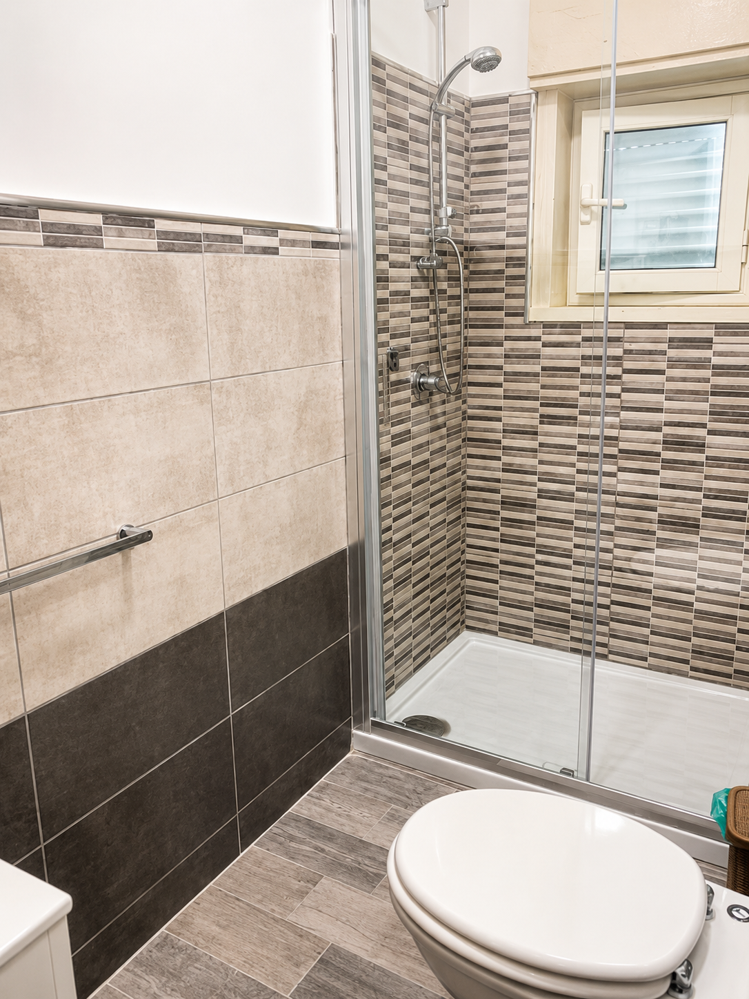 Bagno con doccia in mosaico